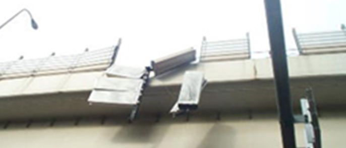 Measures to prevent noise barrier from falling by installing wire ropes