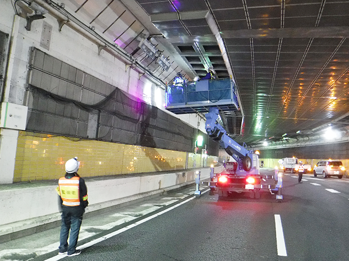 Close inspection inside tunnel by using aerial work platform