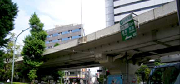 Image of the bridge girder and bridge railing near the Kita-sando Station before improvements
