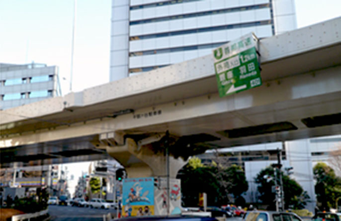 Image of the bridge girder and bridge railing near the Kita-sando Station after improvements