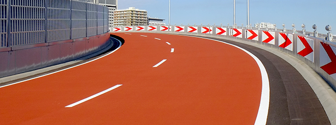 “在首都高速道路上行驶”图片