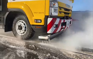 高圧温水融雪・融氷車両の融雪状況