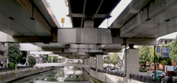 Image of the bridge girder and bridge piers near Motomachi-Chukagai before improvements