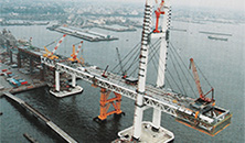 Image of Erecting the center span girder