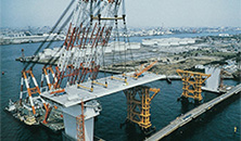 Image of Erecting the large side span girder block