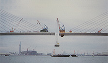 Image of Erecting the final suspended block