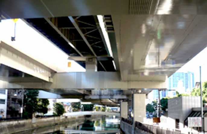 ภาพคานสะพานและเสาค้ำสะพานใกล้ Motomachi-Chukagai หลังปรับปรุง