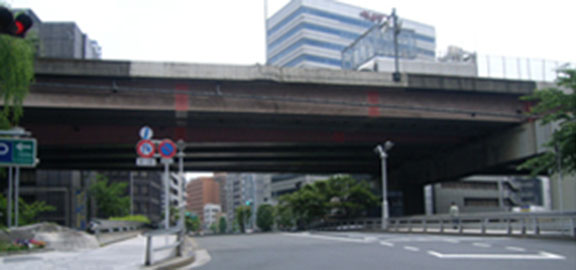 ภาพคานสะพาน ราวสะพาน และเสาค้ำสะพานของทางพิเศษหมายเลข 6 สาย Mukojima ก่อนปรับปรุง