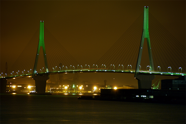 鶴見つばさ橋（高速湾岸線）主塔を緑色に連続点灯